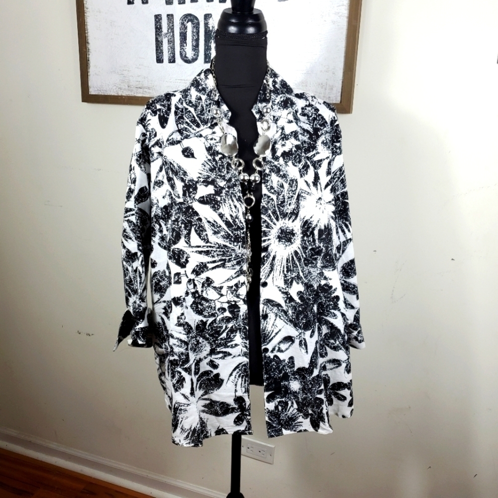 Harvé Benard Plus Size 1-XL Black & White Floral Print Blazer Jacket